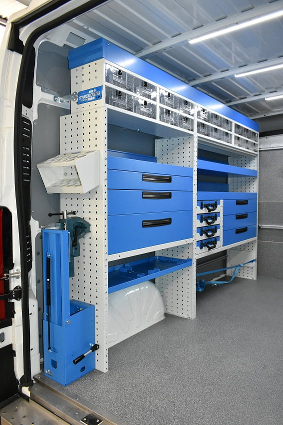 Caja con cajones metálicos y transparentes, sujetamaletas y portaabrazos Syncro México y Chile