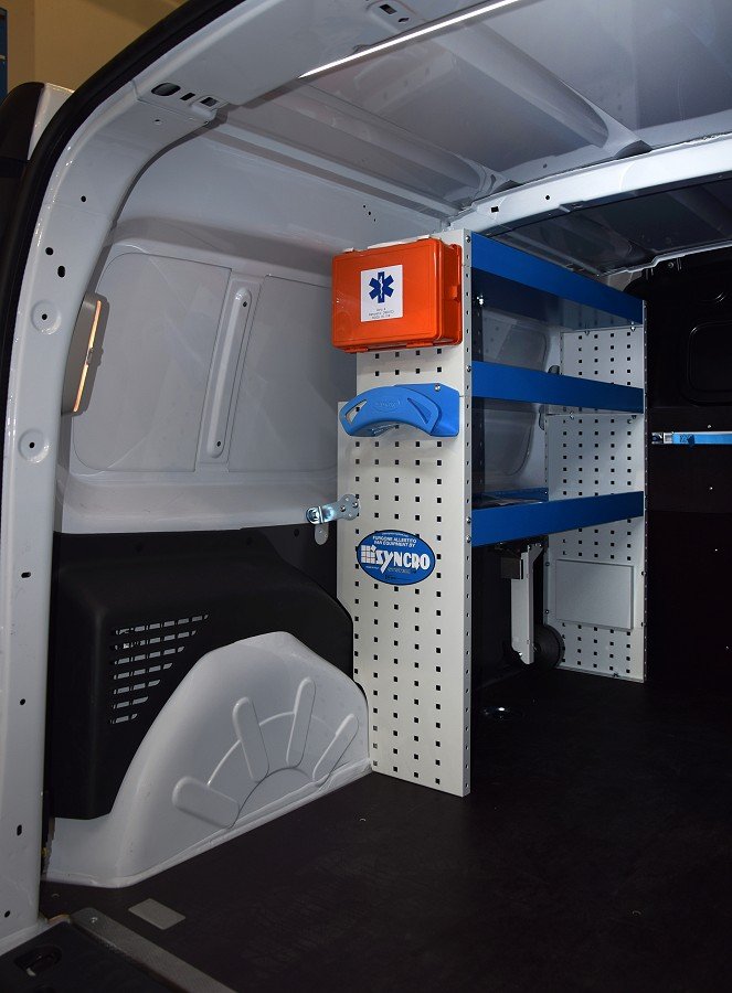 Pared izquierda NV250 con estantes y accesorios Syncro Friuli México y Chile