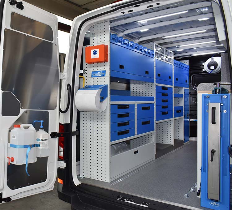 Pared izquierda Talento con estantes y accesorios Syncro México y Chile