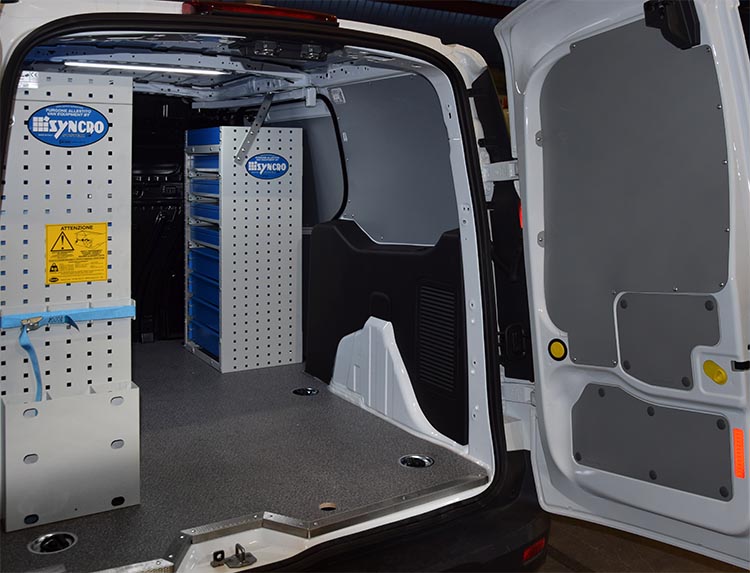 Pared derecha Connect con mueble adosado a la puerta lateral Syncro México y Chile