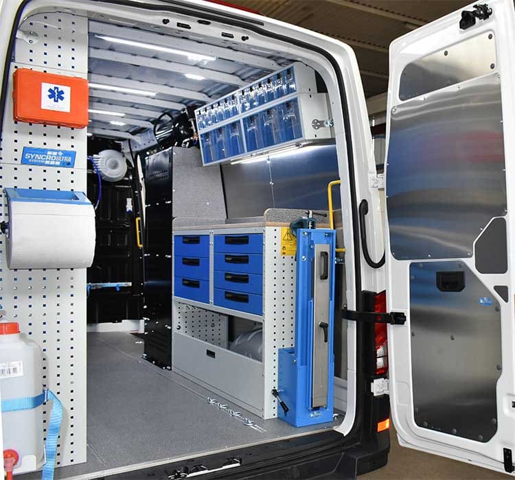 VW Crafter con porta-mordazas plegable y estante de trabajo del sistema Syncro México y Chile