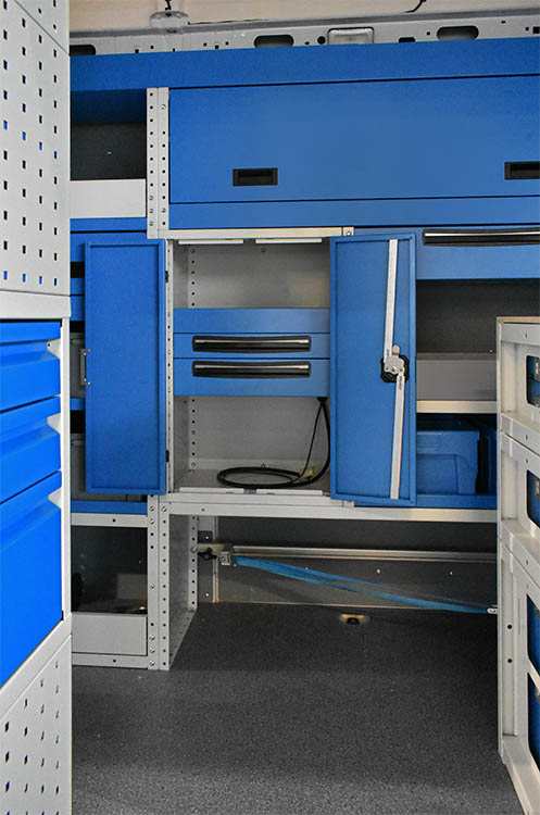 Detalle del equipamiento Movano con armario y elementos interiores Syncro México y Chile