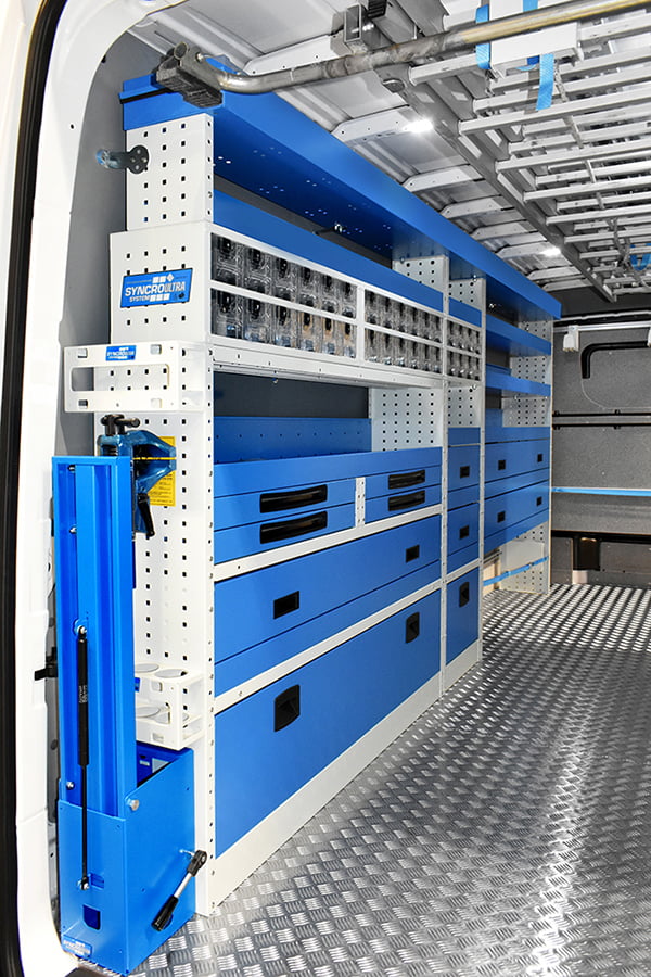 Pared con cajones, puertas y contenedores transparentes y soporte basculante para mordazas Syncro México y Chile