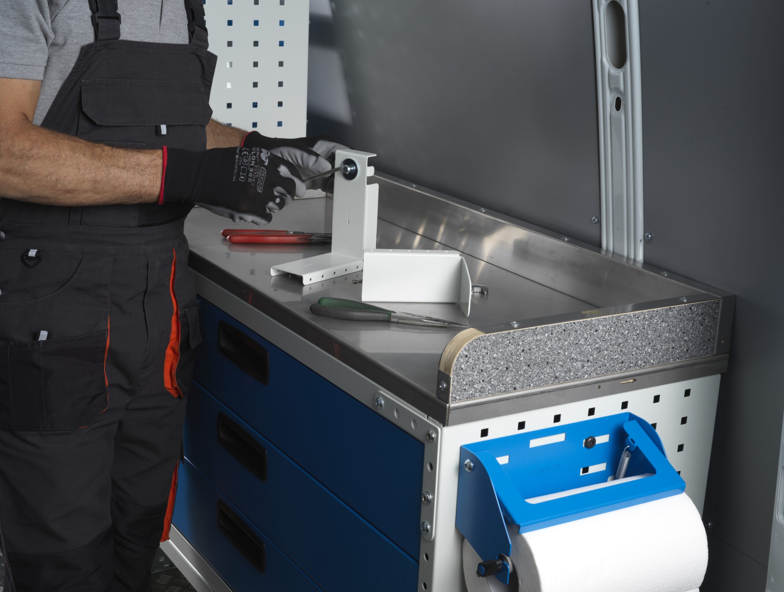 Banco de trabajo de madera marmolada con cubierta de acero inoxidable Syncro México y Chile