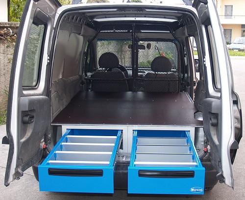 Furgoneta con cajones bajo el piso de Syncro en México y Chile