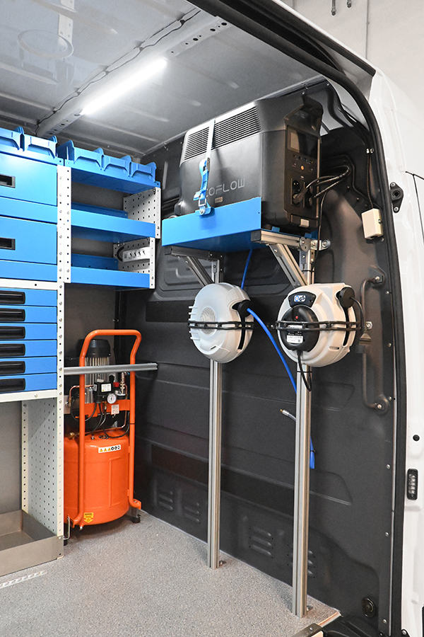 Ecoflow con herramientas en la camioneta Syncro México y Chile