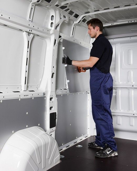 Instalación de paneles en furgonetas por Syncro México y Chile