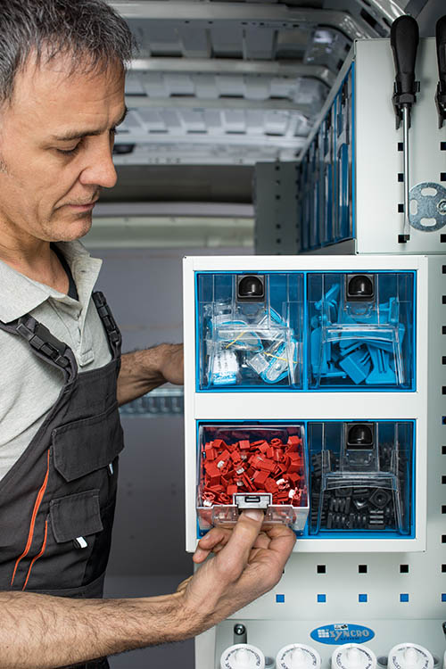 Cajones basculantes transparentes abiertos Syncro México y Chile